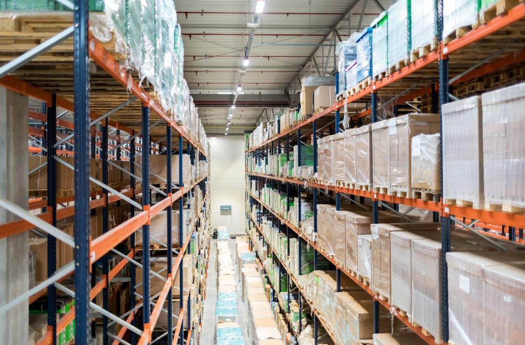 How Commercial Storage Solutions Solve Inventory Problems With Ease